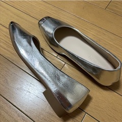 シルバー メタリック フラットシューズの画像