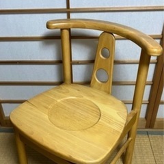 木の椅子1脚の画像
