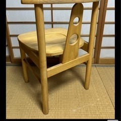木の椅子1脚の画像
