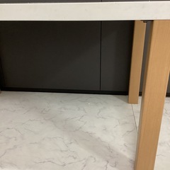 ダイニングテーブルの画像