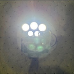 とても状態の悪い充電式LEDライトの画像