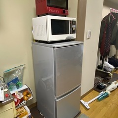 家電4点（日立トースター1000円、パナソニック電子レンジ2000円、シャープ冷蔵庫137L 3000円、東芝洗濯機3000円）の画像