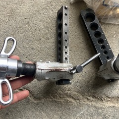 10/23日まで限定！冷媒配管などの軟質管の端部をラッパ状に広げるための工具である「フレアツール」です。﻿の画像