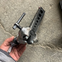 10/23日まで限定！冷媒配管などの軟質管の端部をラッパ状に広げるための工具である「フレアツール」です。﻿の画像