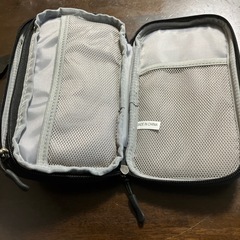 新品未使用　ガジェットポーチ 180°開口デザイン 便利グッズ 薄型 ケーブル 充電器やケーブルケース 電源コード収納 小物収納 軽量 旅行 出張 テレワーク 二層 ブラックの画像