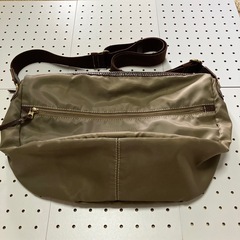 カーキ ナイロン ショルダーバッグ／現状品/2回程使用品　定価7500円の画像