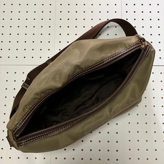 カーキ ナイロン ショルダーバッグ／現状品/2回程使用品　定価7500円の画像