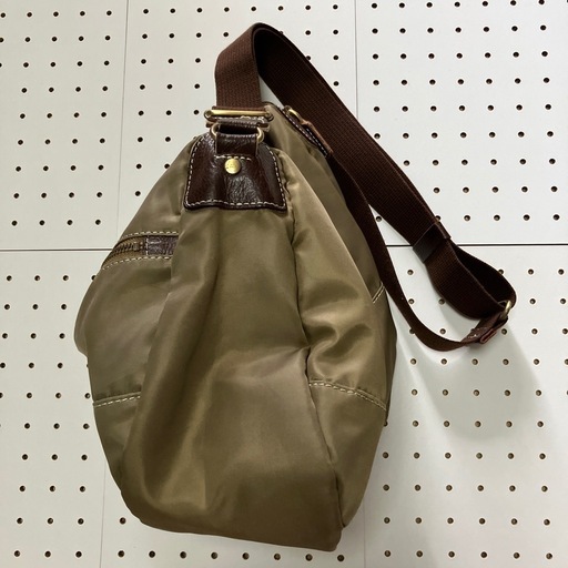 カーキ ナイロン ショルダーバッグ／現状品/2回程使用品 定価7500円 