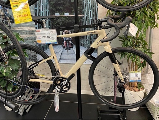 2022年制ベージュのcannondale製ロードバイク