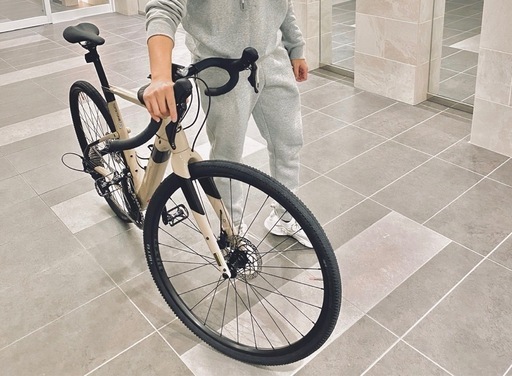 2022年制ベージュのcannondale製ロードバイク