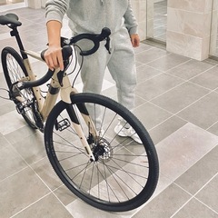 2022年制ベージュのcannondale製ロードバイクの画像