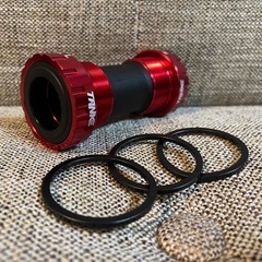 Shimano互換！ BB68 おしゃれな赤色ボトムブラケット ！ スペーサー付き BB68-73mm 内径: 24mmの画像