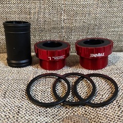 Shimano互換！ BB68 おしゃれな赤色ボトムブラケット ！ スペーサー付き BB68-73mm 内径: 24mmの画像