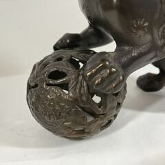 金属製 玉乗り獅子 シーサー 置物 縁起物 永銘 幅35cm×奥行17cm×高さ25cm の画像