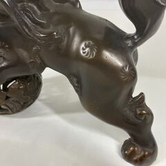 金属製 玉乗り獅子 シーサー 置物 縁起物 永銘 幅35cm×奥行17cm×高さ25cm の画像