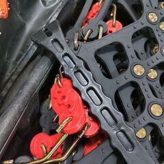 1円　TPU製の耐摩耗性・耐寒性に優れた非金属タイヤチェーン。  ザイズはT5です トヨタポルテにかいました - タイプ: TPUタイヤチェーン - 付属品: 手袋、説明書  ご覧いただきあり タイヤチェーン スノーチェーン 非金属 樹脂 チェーン ジャッキアップ不要の画像