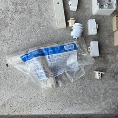 使う人ならお得です！レールダクト用のパーツと電材です！！の画像