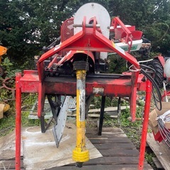 ごぼう収穫機 HL900 中古品 🌾  動作良好・すぐに使用可能です！  ごぼう（牛蒡）専用の収穫機になります。 トラクターのPTOに接続して使用し、掘り取り～搬送～排出までを一連で行うタイプです。 作業効率が高く、根を痛めにくい構造になっています。の画像