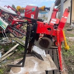 ごぼう収穫機 HL900 中古品 🌾  動作良好・すぐに使用可能です！  ごぼう（牛蒡）専用の収穫機になります。 トラクターのPTOに接続して使用し、掘り取り～搬送～排出までを一連で行うタイプです。 作業効率が高く、根を痛めにくい構造になっています。の画像
