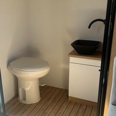 新品未使用✨即納◎ソーラーパネル付！キャンピングトレーラー🚚シャワートイレ付🚿全国配送無料！の画像