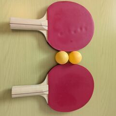 卓球のラケットとボール　無料の画像