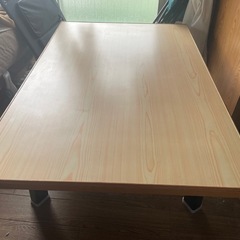 丈夫な折りたたみテーブルの画像