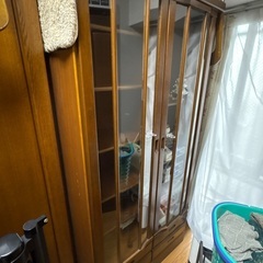 洋服タンスと和ダンスと本棚の画像