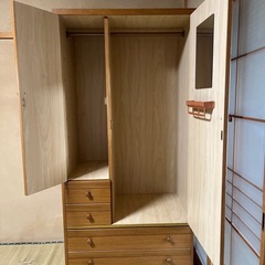 引き出し付き洋服ダンスの画像