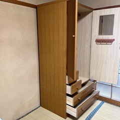 引き出し付き洋服ダンスの画像