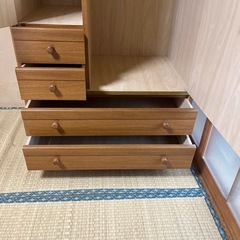 引き出し付き洋服ダンスの画像