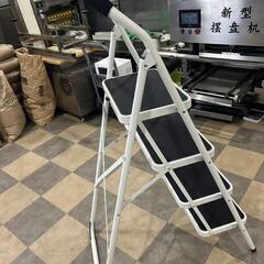 折りたたみ式の4段脚立の画像
