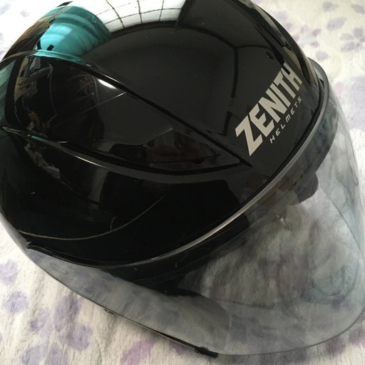 黒いバイクヘルメット