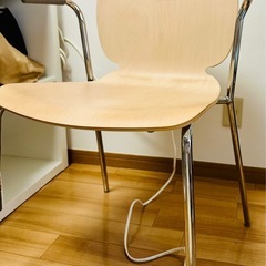 IKEA おしゃれで安定感のあるデザインの丸いカフェテーブル & チェア2脚の画像