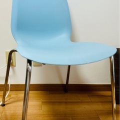 IKEA おしゃれで安定感のあるデザインの丸いカフェテーブル & チェア2脚の画像