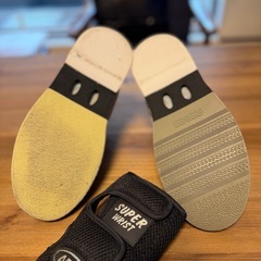 ボウリングシューズとリスタイセット（25.0cm EE」）の画像