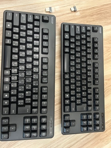 27インチワイドモニター、モニターアーム、ワイヤレスキーボード2台のセット