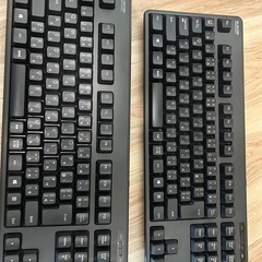 27インチワイドモニター、モニターアーム、ワイヤレスキーボード2台のセットの画像