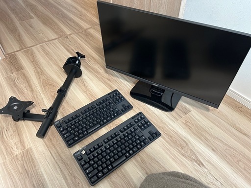 27インチワイドモニター、モニターアーム、ワイヤレスキーボード2台のセット