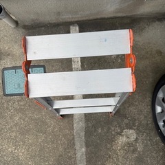 【良品】アルミ 脚立 はしご兼用 折りたたみ ホクセイ日軽 OSK-09 B-10 天板高さ85cm／はしご長さ1.82m 最大使用荷重100kg 角度約75° 住居用 作業台 洗車 掃除 DIY 軽量 安定 すべり止めキャップ付 直接引取歓迎の画像