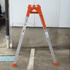 【良品】アルミ 脚立 はしご兼用 折りたたみ ホクセイ日軽 OSK-09 B-10 天板高さ85cm／はしご長さ1.82m 最大使用荷重100kg 角度約75° 住居用 作業台 洗車 掃除 DIY 軽量 安定 すべり止めキャップ付 直接引取歓迎の画像
