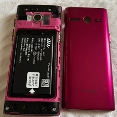 KYF38携帯本体とKYF36UAA電池パックの画像