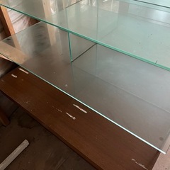 大型ガラス棚の画像