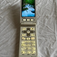 K010携帯本体と電池パックとACコードのセットの画像