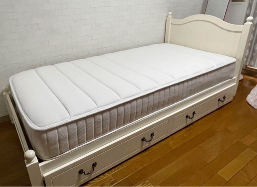 ニトリの白シングルベッドとマットレス-セット