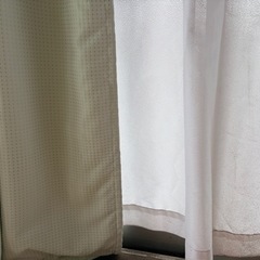 遮光カーテン黄緑、レースカーテン白の画像