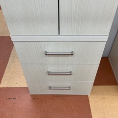 ★ジモティー割引20%★2枚扉ワードローブ 木目調 3段引き出し付き シール跡の剥がれあり《尼崎市若王寺/リサイクルショップドリーム次屋店》☆尼崎市若王寺☆の画像