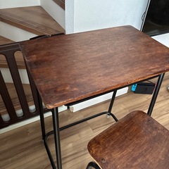 レトロな机と椅子セットの画像