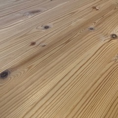 パイン材のテーブルの画像