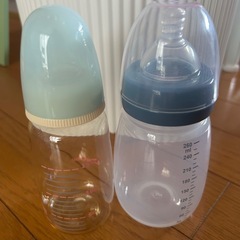 電動搾乳器・哺乳瓶×2の画像