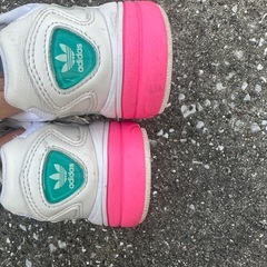 adidas  スニーカー23.523.5の画像